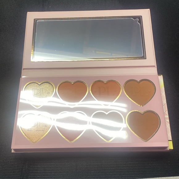 Plouise all over the place, face palette are highlighter, blush, cream,&powder - Picture 2 of 5